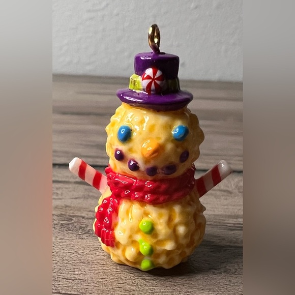 Hallmark NEW 2019 “POPPY THE SNOWMAN” Popcorn Ball Miniature Christmas Ornament - Picture 6 of 9